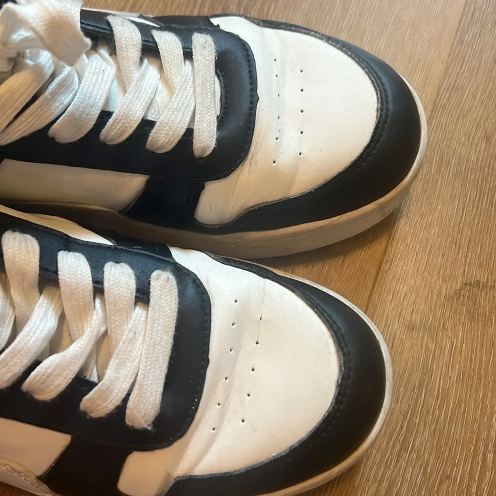 Black & White La Sheelah Shoes Size 8 Gently Used